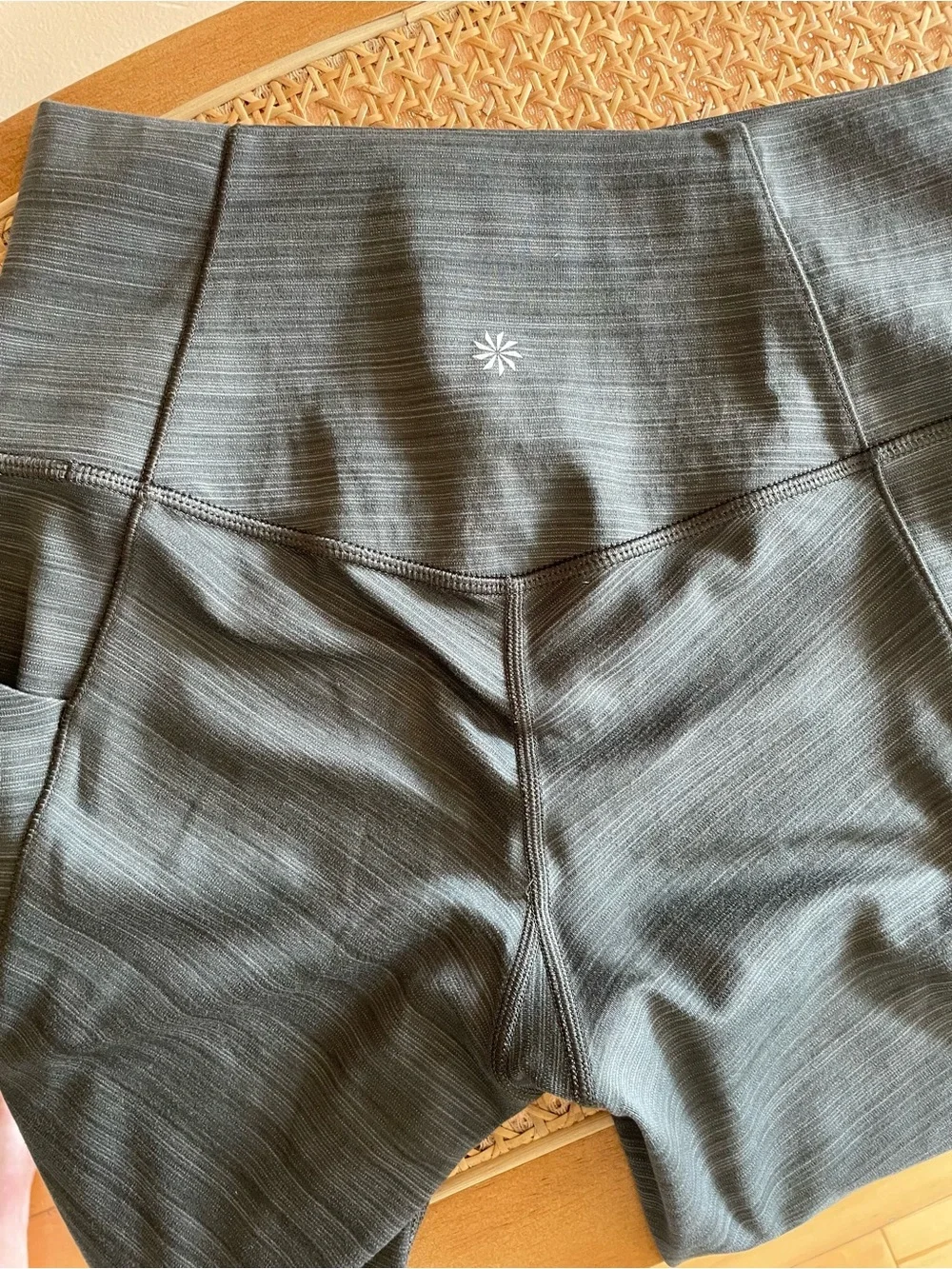 ATHLETA Salutation Capri Leggings w/Side Pockets, Heathered Olive Green, SMALL
